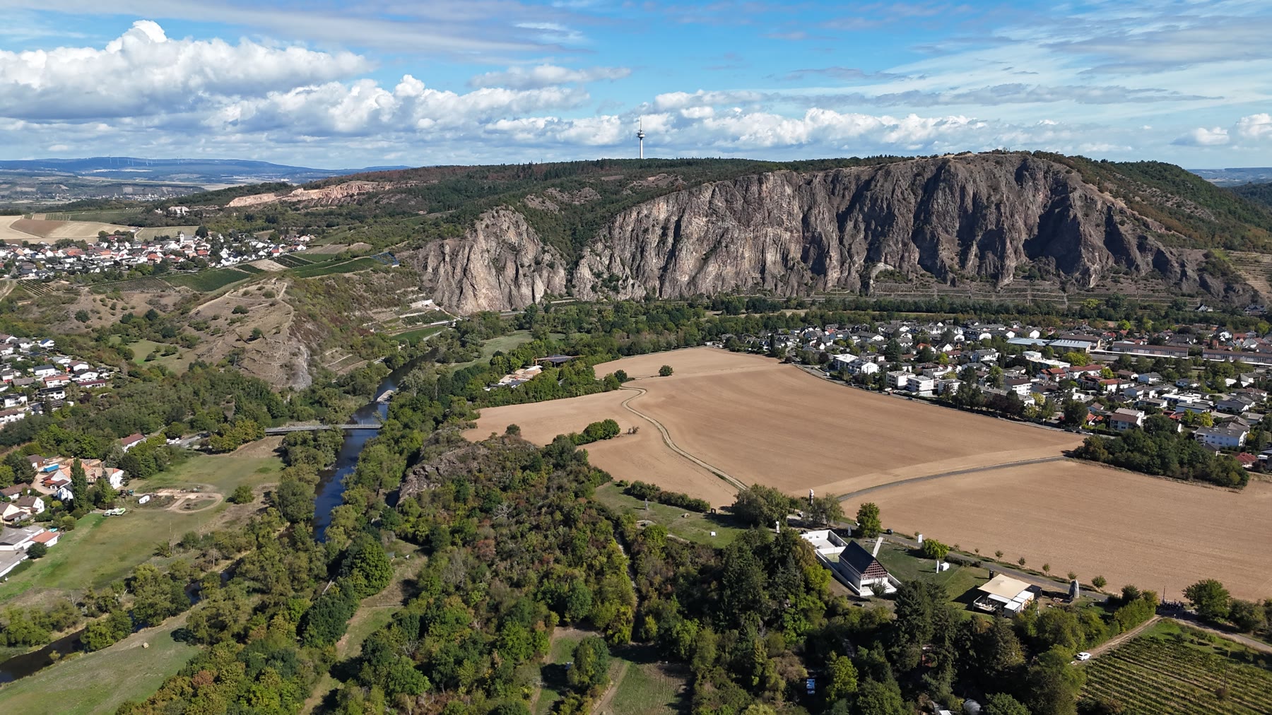 Der Rotenfels mit Weinbergen und dem Nahetal